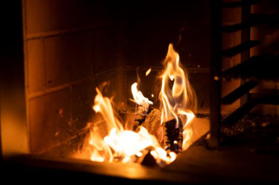 薪窯で香ばしく焼き上げて旨味を閉じ込める薪木の火