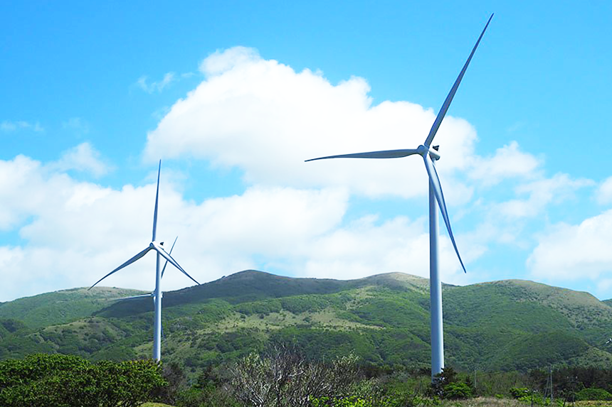 日本最大級（建設当時）の風車12基が立ち並ぶ「リエネ松前風力発電所」（北海道）
