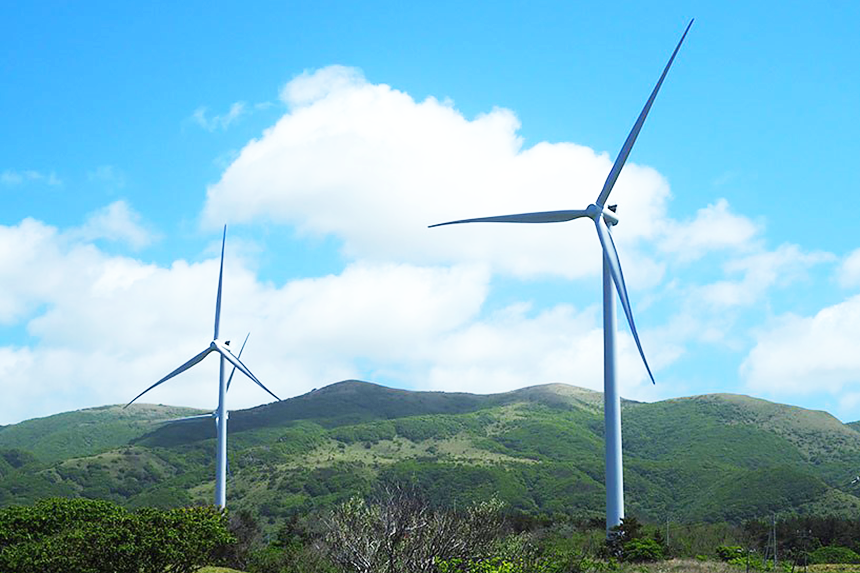 日本最大級(建設当時)の風車12基が立ち並ぶ「リエネ松前風力発電所」(北海道)