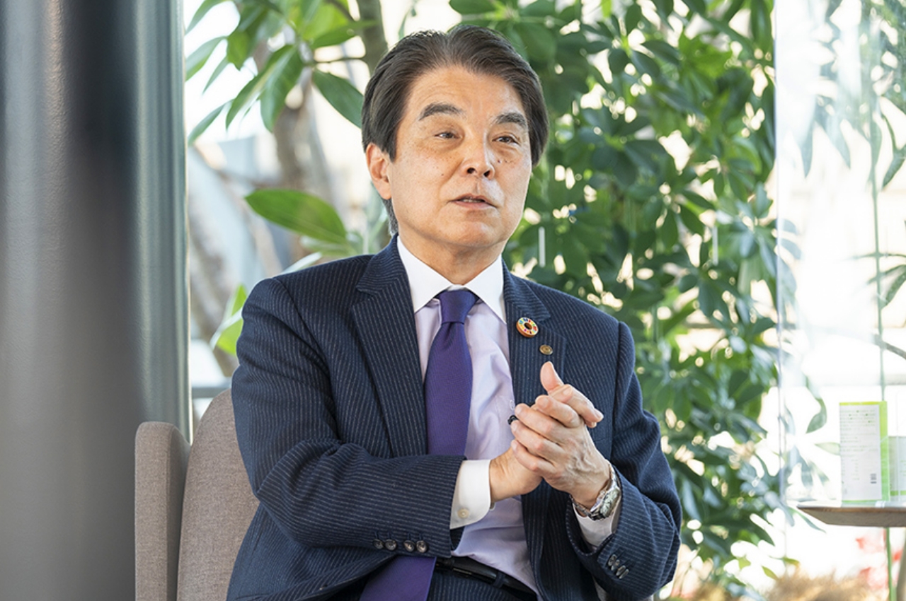 まちづくりにかける思いを語る岡田社長