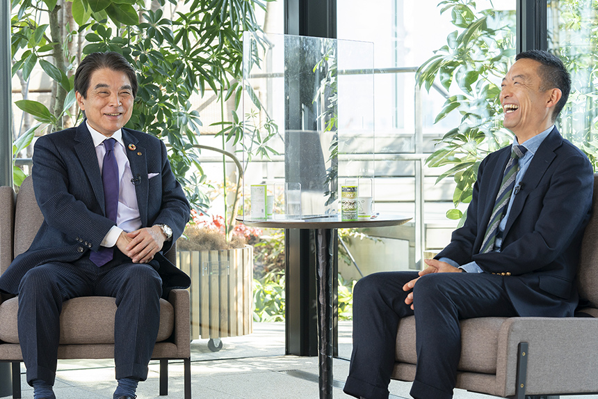 10年以上のお付き合いがあり、和やかに話をする長谷部区長と岡田社長