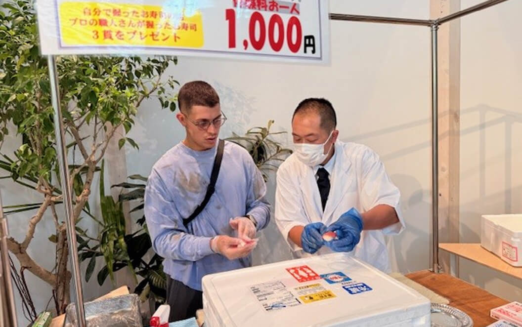 職人が握り方を教えてくれる松前産本マグロの鮨握り体験