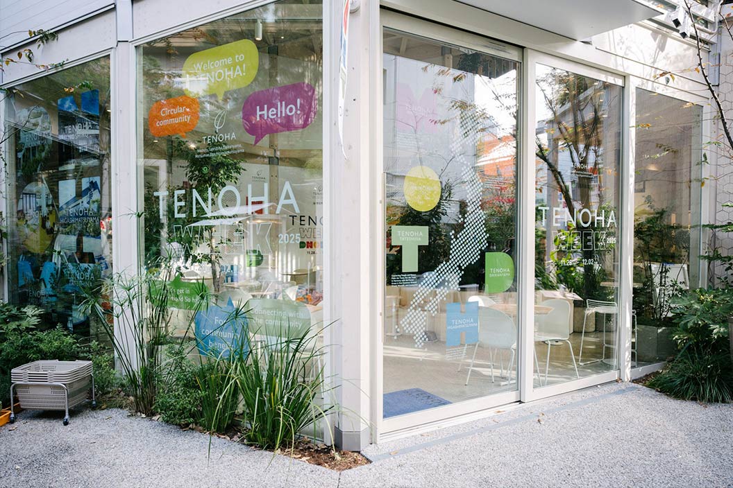 館外ラッピングの様子2