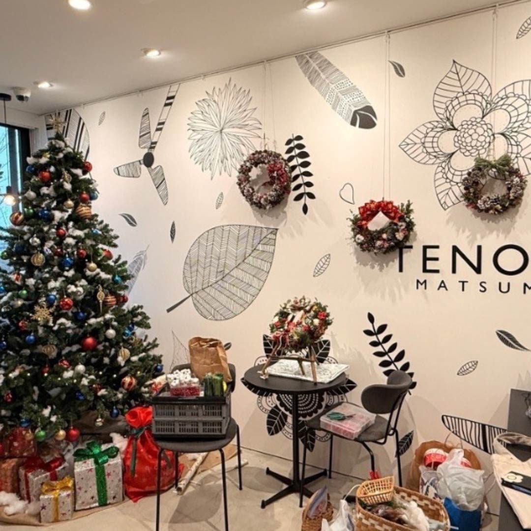 クリスマスリースが展示されている様子