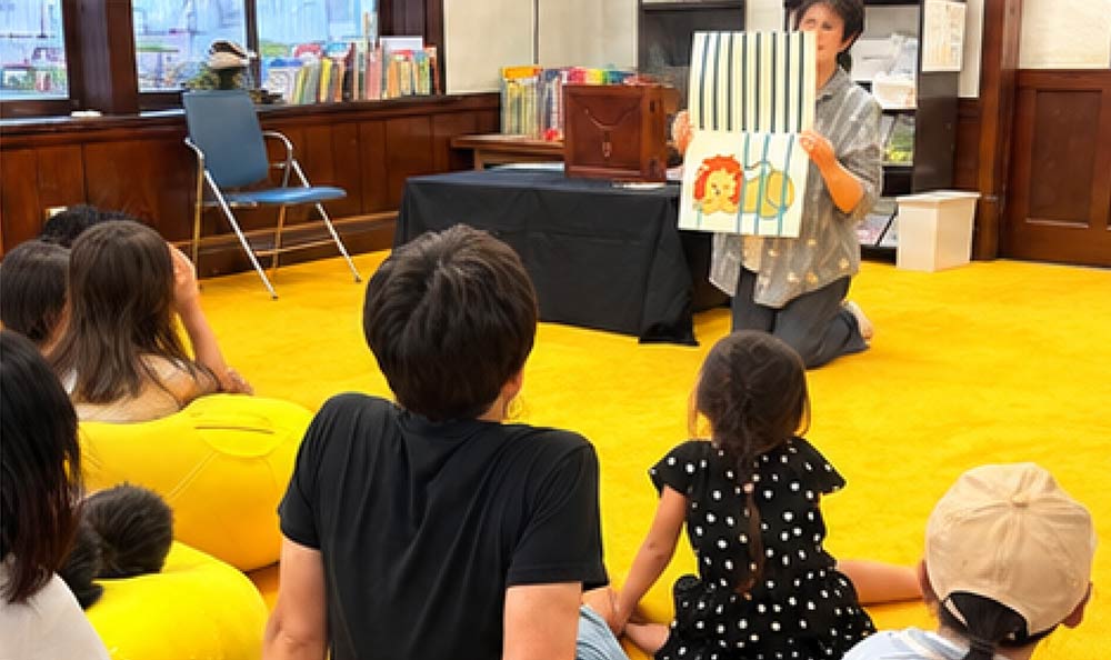 絵本と紙芝居の読み聞かせ